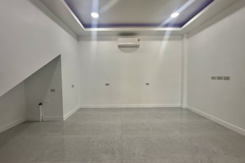 Casa de 4 dormitorios en Pattaya, Tailandia № 170369 - foto 14