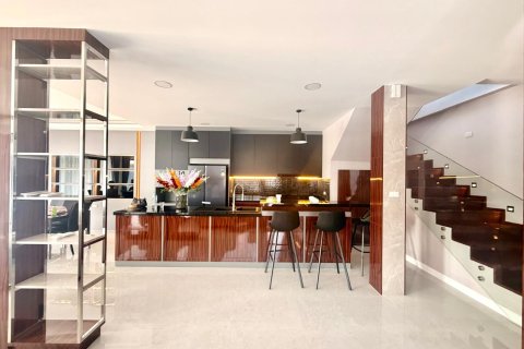 Casa de 4 dormitorios en Pattaya, Tailandia № 170369 - foto 9
