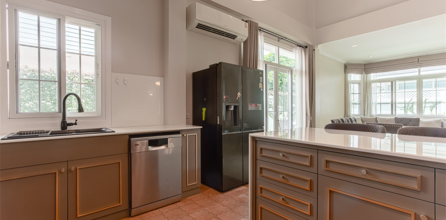 House in Bangkok, Thailand 4 bedrooms № 190379