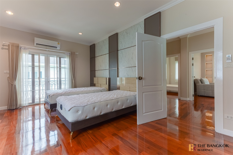 House in Bangkok, Thailand 4 bedrooms № 190379 - photo 10