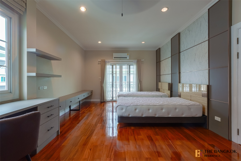 House in Bangkok, Thailand 4 bedrooms № 190379 - photo 4