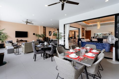Chalet de 7 dormitorios en Bang Tao, Tailandia № 190624 - foto 28