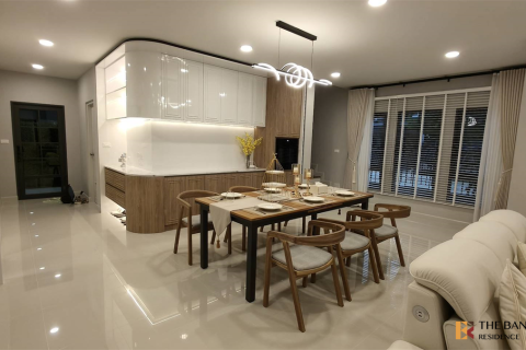 Casa de 4 dormitorios en Bangkok, Tailandia № 190265