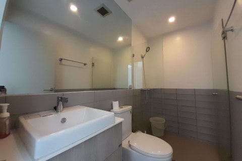 Condominio de 2 dormitorios en Huai Khwang, Bangkok, Tailandia № 47740 - foto 11