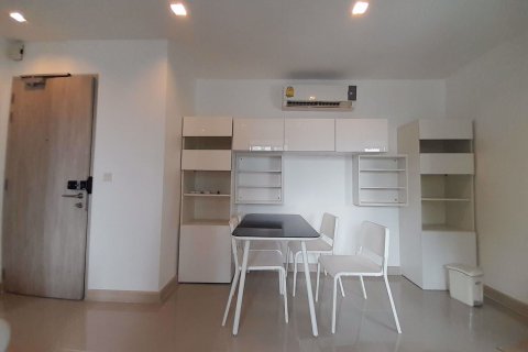 Condominio de 2 dormitorios en Huai Khwang, Bangkok, Tailandia № 47740 - foto 4