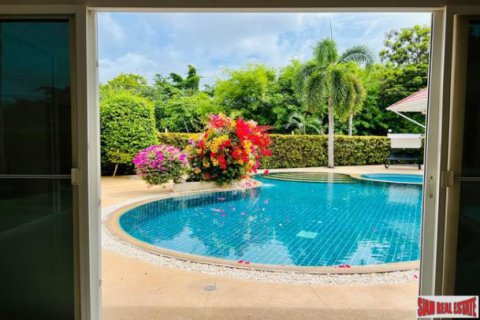 Chalet de 4 dormitorios en Pattaya, Tailandia № 203280 - foto 4