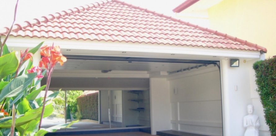 Chalet de 4 dormitorios en Pattaya, Tailandia № 203280