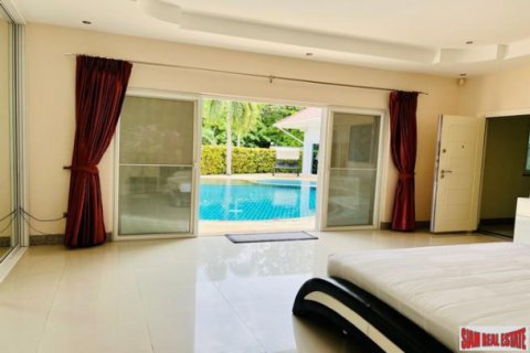 Chalet de 4 dormitorios en Pattaya, Tailandia № 203280 - foto 3