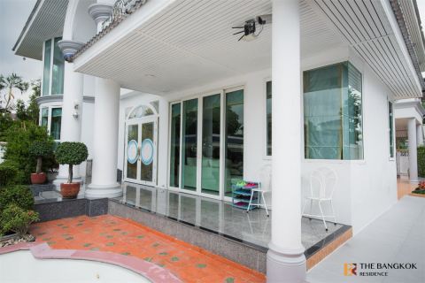 House in Bangkok, Thailand 5 bedrooms № 189314