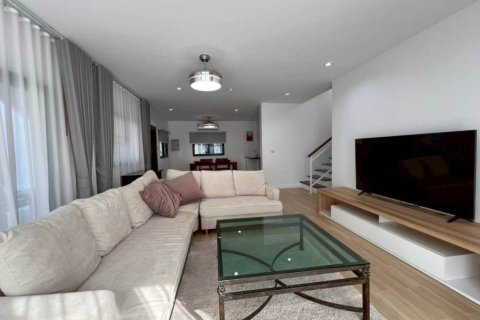 Casa de 3 dormitorios en Sattahip, Tailandia № 157432 - foto 5