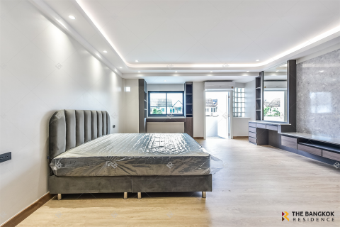 Townhouse in Bangkok, Thailand 4 bedrooms № 190456 - photo 2
