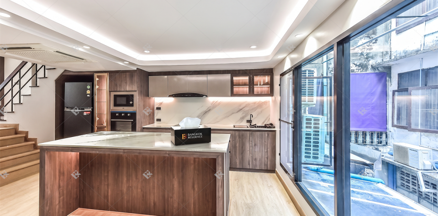 Townhouse in Bangkok, Thailand 4 bedrooms № 190456