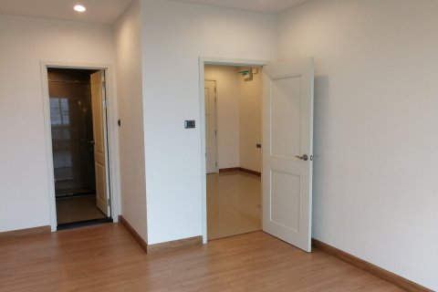 Condo in Huai Khwang, Bangkok, Thailand, 2 bedrooms  № 200586 - photo 6