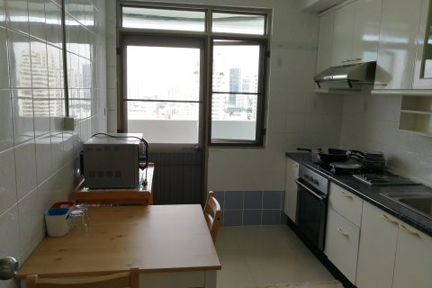 Condo in Watthana, Bangkok, Thailand, 3 bedrooms  № 200585 - photo 8