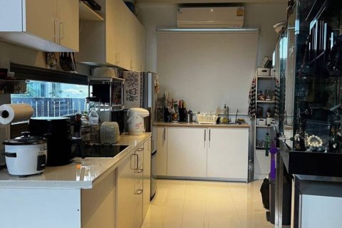Adosado de 4 dormitorios en Bangkok, Tailandia № 172692 - foto 5