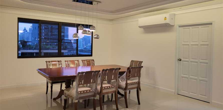 Apartamento de 3 dormitorios en Bangkok, Tailandia № 210210