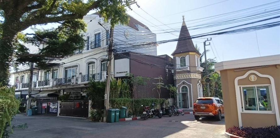 Adosado de 3 dormitorios en Bangkok, Tailandia № 189632