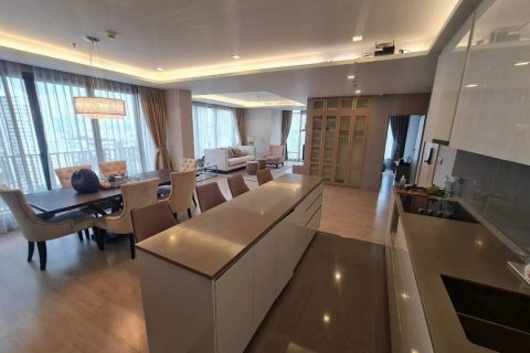 Condo in Bangkok, Thailand, 3 bedrooms № 143270 - photo 3