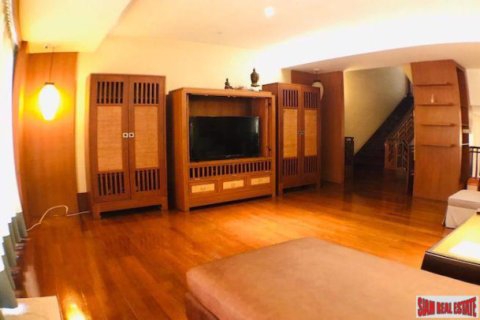 Casa de 3 dormitorios en Bangkok, Tailandia № 194079 - foto 5