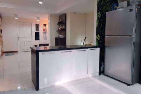 Condominio de 3 dormitorios en Huai Khwang, Bangkok, Tailandia № 48086 - foto 13