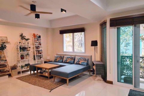 Condominio de 3 dormitorios en Huai Khwang, Bangkok, Tailandia № 48086 - foto 2