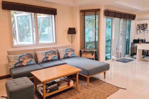 Condominio de 3 dormitorios en Huai Khwang, Bangkok, Tailandia № 48086