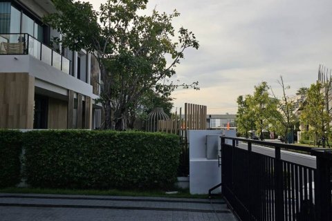 Casa de 4 dormitorios en Samut Prakan, Tailandia № 116678 - foto 3