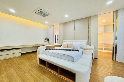 Chalet de 3 dormitorios en Pattaya, Tailandia № 119168 - foto 9