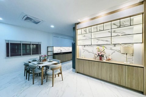 Chalet de 3 dormitorios en Pattaya, Tailandia № 119168 - foto 5