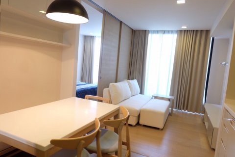 Condominio de 1 dormitorio en Phra Khanong, Bangkok, Tailandia № 143887 - foto 3