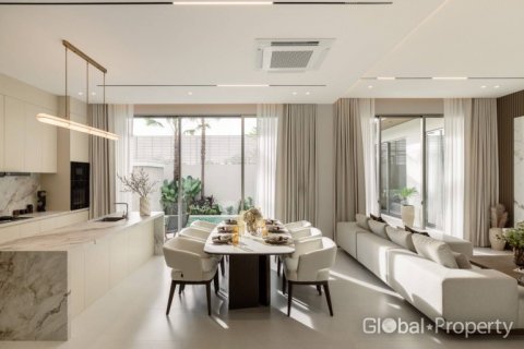 Casa de 4 dormitorios en Pattaya, Tailandia № 135216 - foto 9