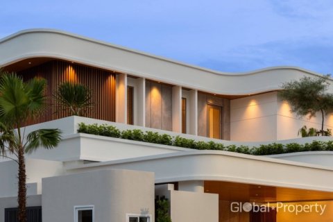 Casa de 4 dormitorios en Pattaya, Tailandia № 135216 - foto 15