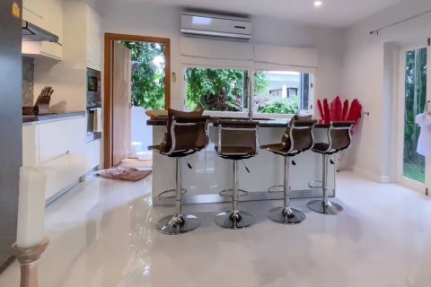 Adosado de 2 dormitorios en Surat Thani, Tailandia № 146908 - foto 6