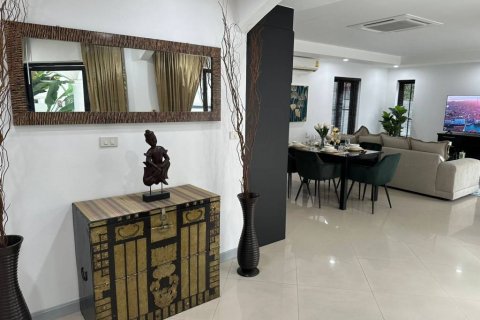 Chalet de 4 dormitorios en Sattahip, Tailandia № 115287 - foto 9