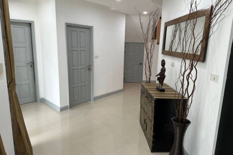 Chalet de 4 dormitorios en Sattahip, Tailandia № 115287 - foto 10