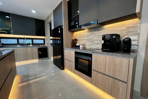 Villa in Bang Lamung, Thailand 5 bedrooms № 222659 - photo 11