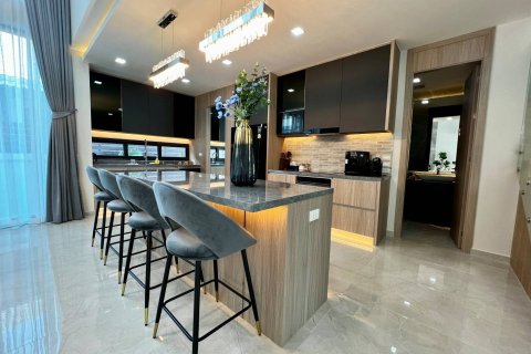Villa in Bang Lamung, Thailand 5 bedrooms № 222659 - photo 6