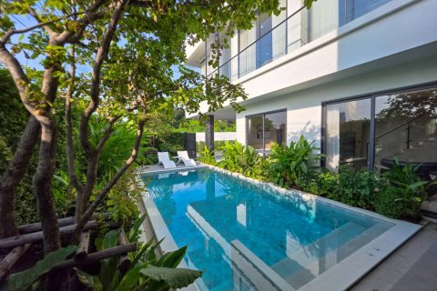 Chalet de 4 dormitorios en Bang Lamung, Tailandia № 222716