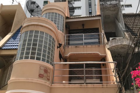Adosado de 4 dormitorios en Khlong Toei, Bangkok, Tailandia № 200677 - foto 7