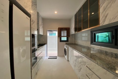 Chalet de 4 dormitorios en Hua Hin, Tailandia № 205678 - foto 11