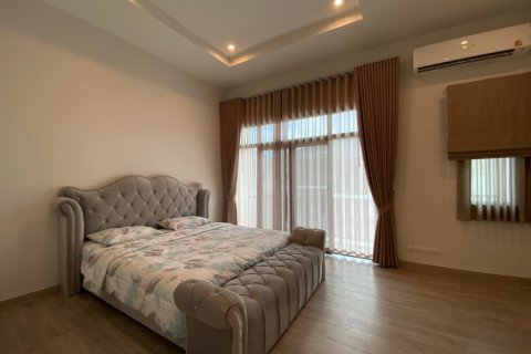 Chalet de 4 dormitorios en Hua Hin, Tailandia № 205678 - foto 17