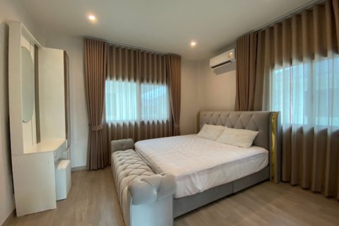 Chalet de 4 dormitorios en Hua Hin, Tailandia № 205678 - foto 25