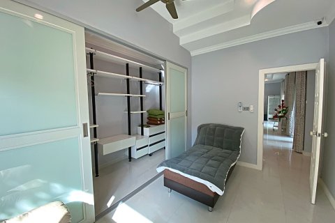 Chalet de 4 dormitorios en Hua Hin, Tailandia № 205679 - foto 28