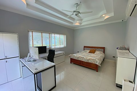 Chalet de 4 dormitorios en Hua Hin, Tailandia № 205679 - foto 30