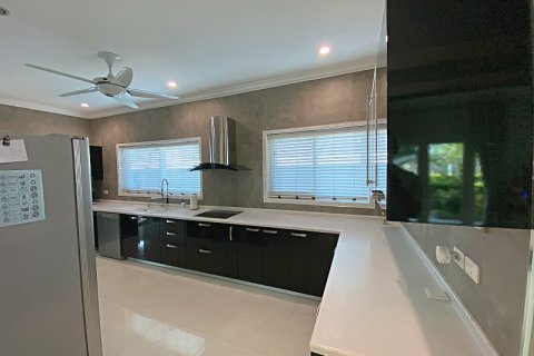 Chalet de 4 dormitorios en Hua Hin, Tailandia № 205679 - foto 18