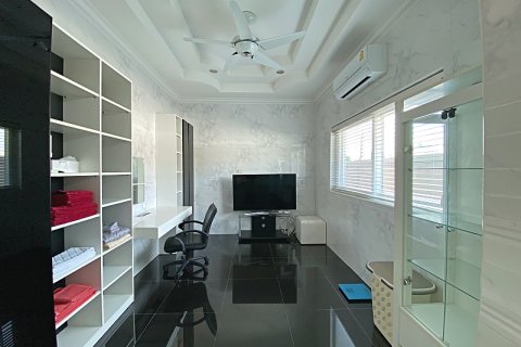 Chalet de 4 dormitorios en Hua Hin, Tailandia № 205679 - foto 26