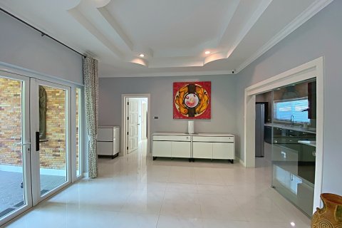 Chalet de 4 dormitorios en Hua Hin, Tailandia № 205679 - foto 17