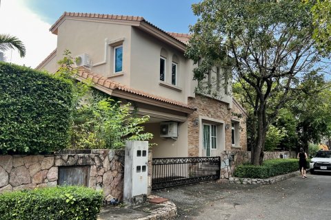 Casa de 3 dormitorios en Pattaya, Tailandia № 115328 - foto 2