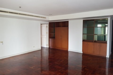 Condominio de 3 dormitorios en Khlong Toei, Bangkok, Tailandia № 200689 - foto 11