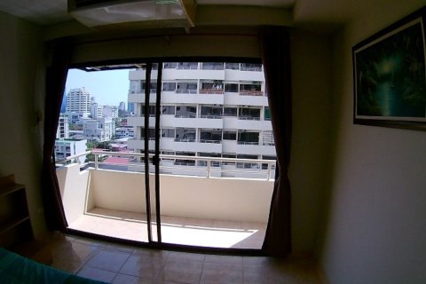 Condo in Khlong Toei, Bangkok, Thailand, 1 bedroom  № 200691 - photo 2